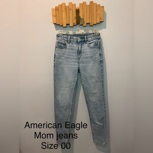 American Eagle Outfitters Women's Light Wash Mom Jeans